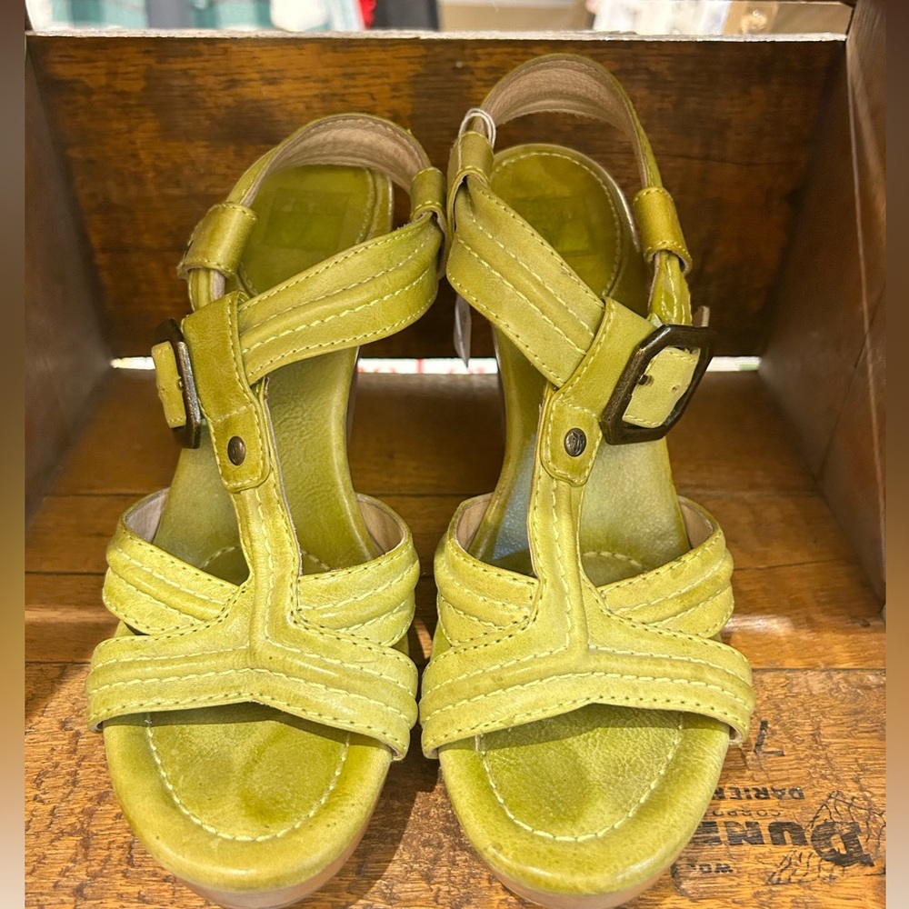 Frye Sage Trapunto Wood Heel T Strap Sandal